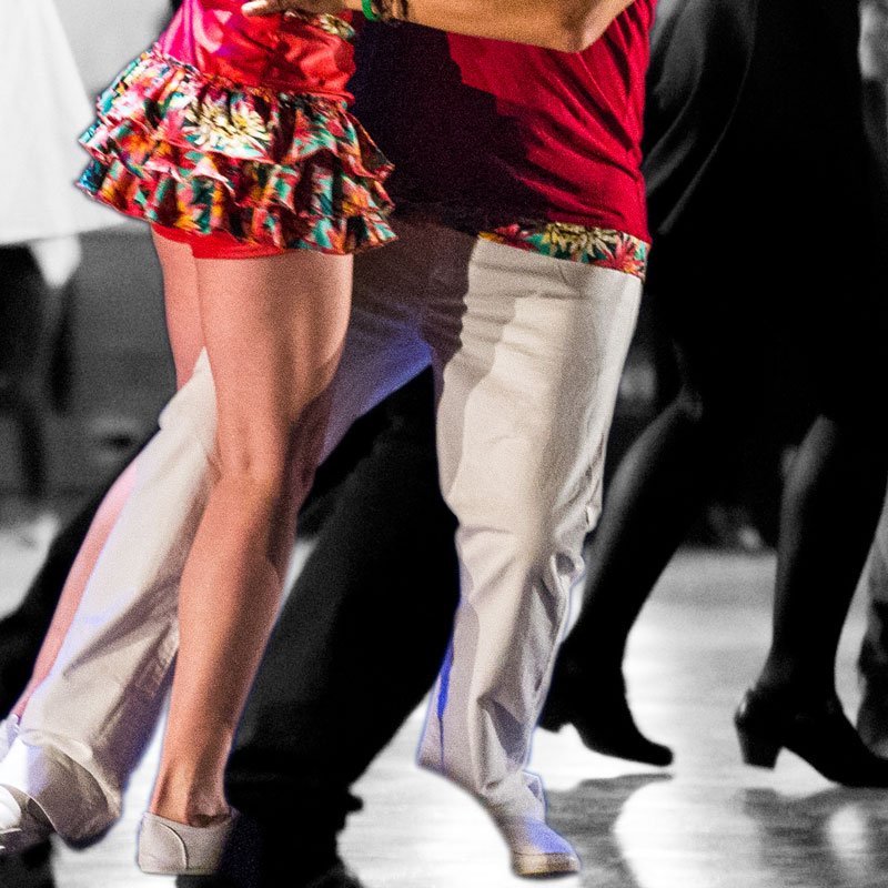 FOOTWORK EN FORRO-ROOTS ET TECHNIQUES DE TOURS MULTIPLE